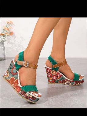 Bohemian Floral Pattern Wedge Sandals – Green Ankle Strap – Size 41 (US 10)